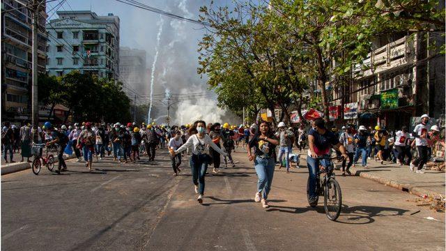 Myanmar'ın seçilmiş lideri Aung San Suu Kyi'nin serbest bırakılması çağrısında bulunan protestocular, gösterilere katılmak için hayatlarını riske atıyorlar, ancak 