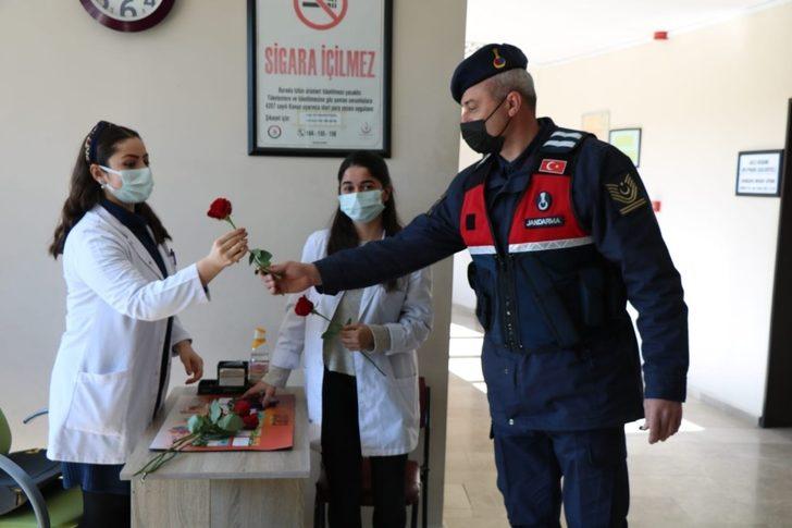 Jandarmadan kadınlara gül G2