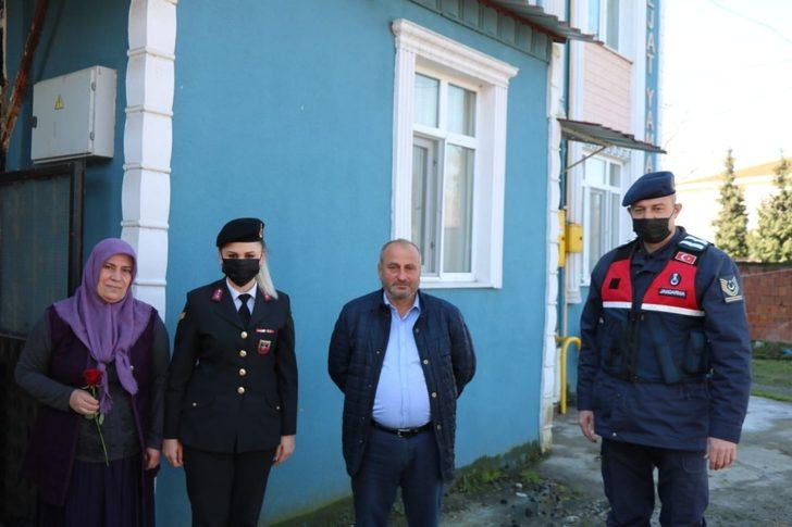 Jandarmadan kadınlara gül G3