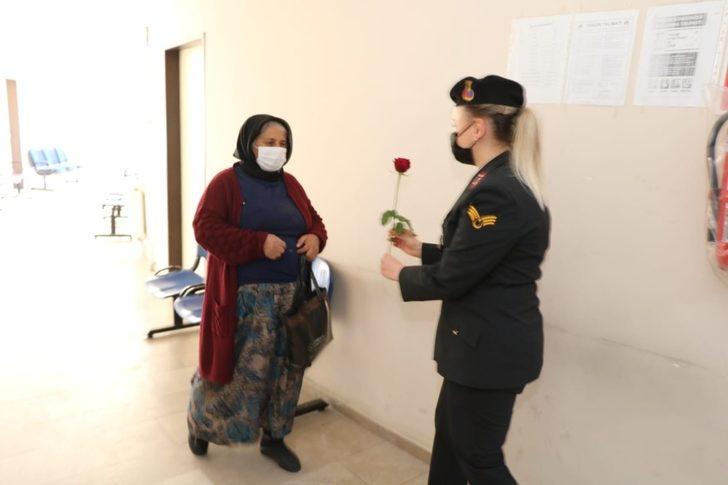 Jandarmadan kadınlara gül G4