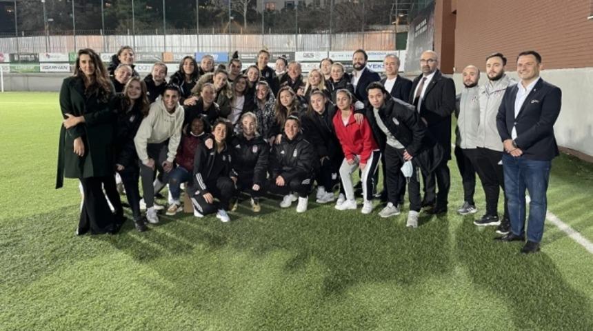 Ahmet Nur Çebi, kadın futbolcularla buluştu