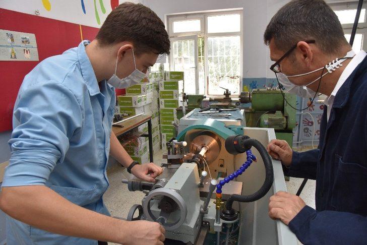 Denizli’de öğretmenler ve öğrencilerin ’Sarozon’ adlı ozon cihazı tescillendi G3