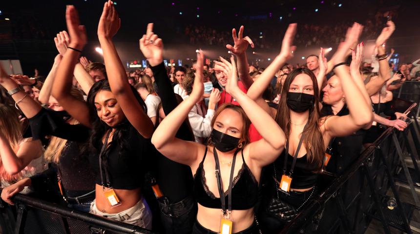 Hollanda'da korona deneyi: 1300 kişi doyasıya eğlendi