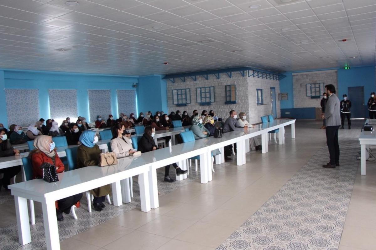 Ağrı&rsquo;da polis ekipleri "En İyi Narkotik Polisi: Anne" projesi kapsamında bin 200 anneyi bilgilendirdi