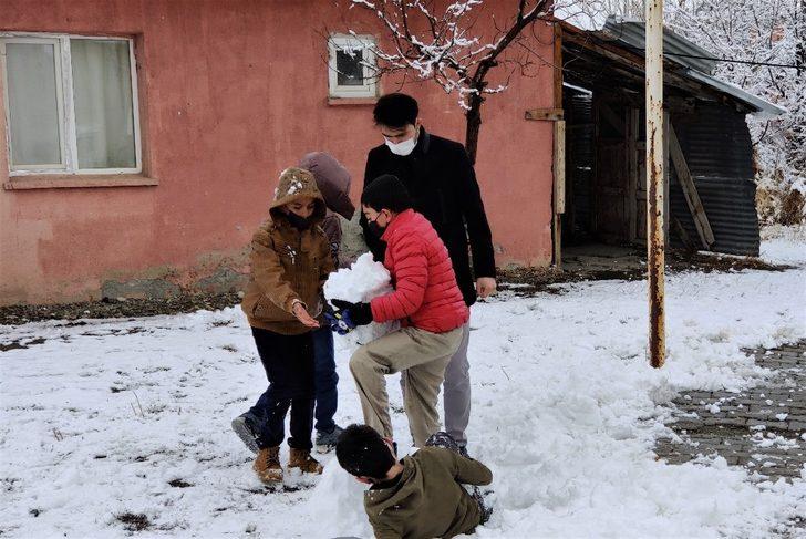 Öğrenciler okul bahçesinde karın keyfini kartopu oynayarak yaşadı G2