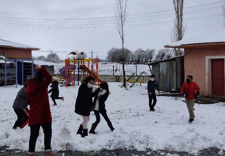 Öğrenciler okul bahçesinde karın keyfini kartopu oynayarak yaşadı G3