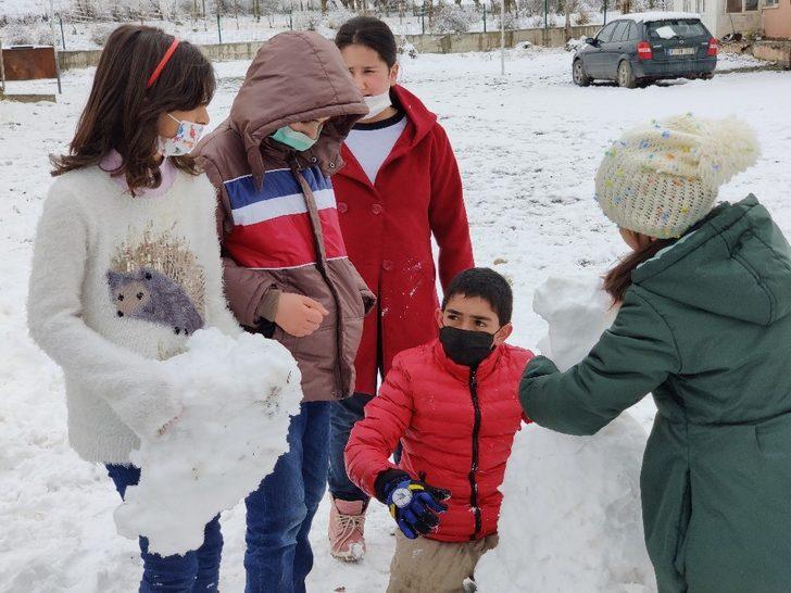 Öğrenciler okul bahçesinde karın keyfini kartopu oynayarak yaşadı G5