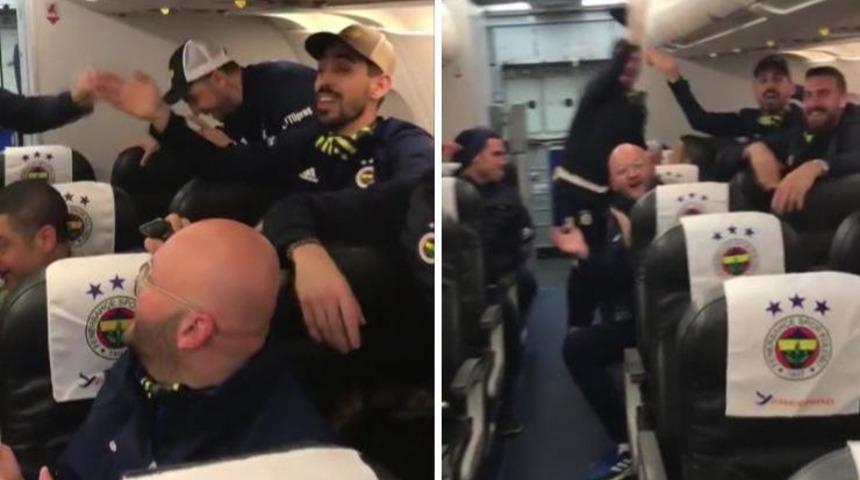 İrfan Can Kahveci ve Mert Hakan Yandaş, Konya dönüşü uçakta kutlama yaptı