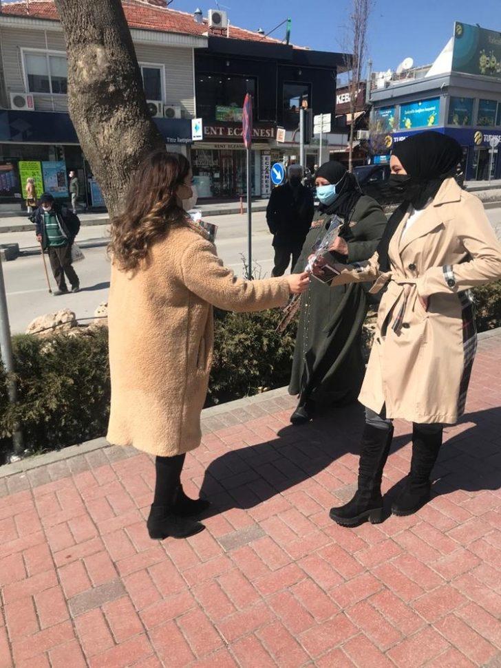 Hem bilgilendirdiler hem de karanfil dağıttılar G1