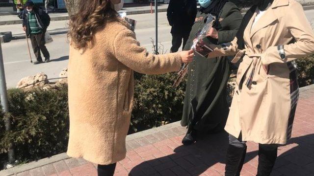 Hem bilgilendirdiler hem de karanfil dağıttılar