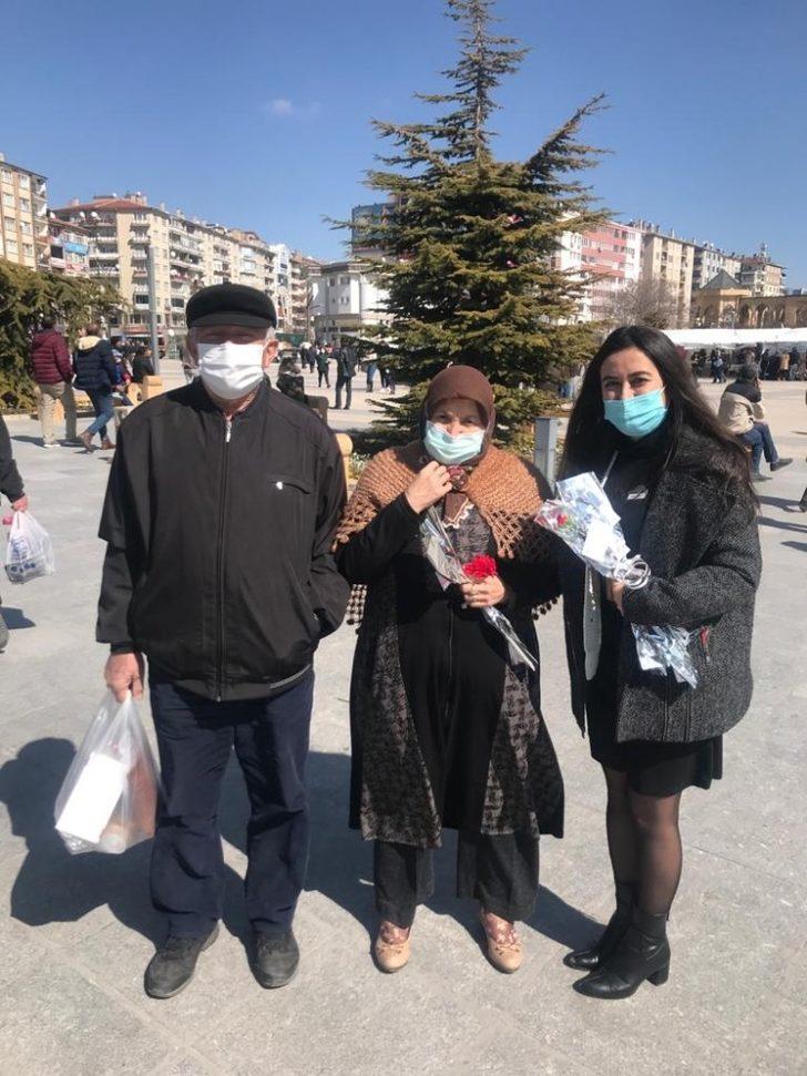 Hem bilgilendirdiler hem de karanfil dağıttılar G2