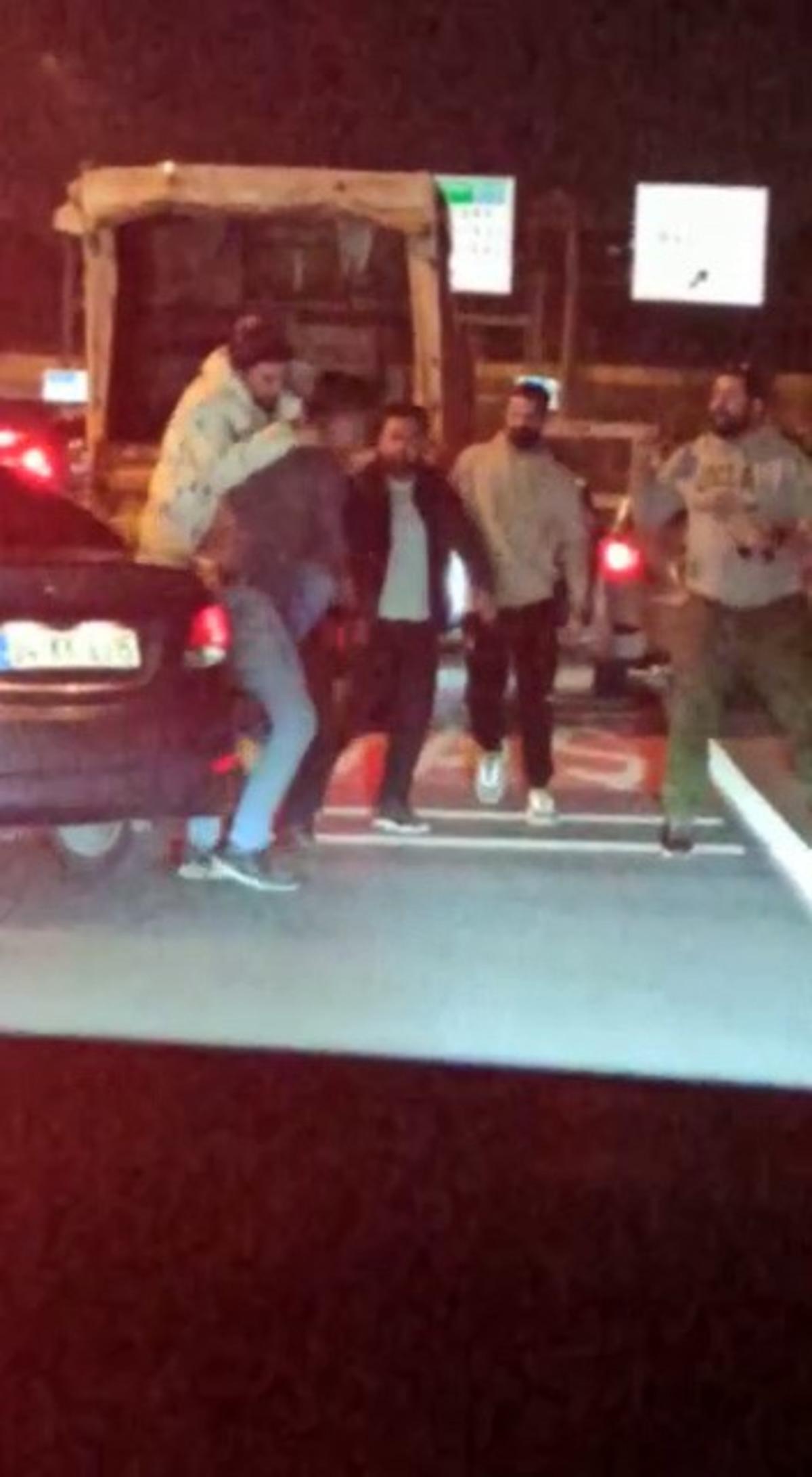 Trafiği tehlikeye d&uuml;ş&uuml;ren kamyonet s&uuml;r&uuml;c&uuml;ne dayak kamerada
