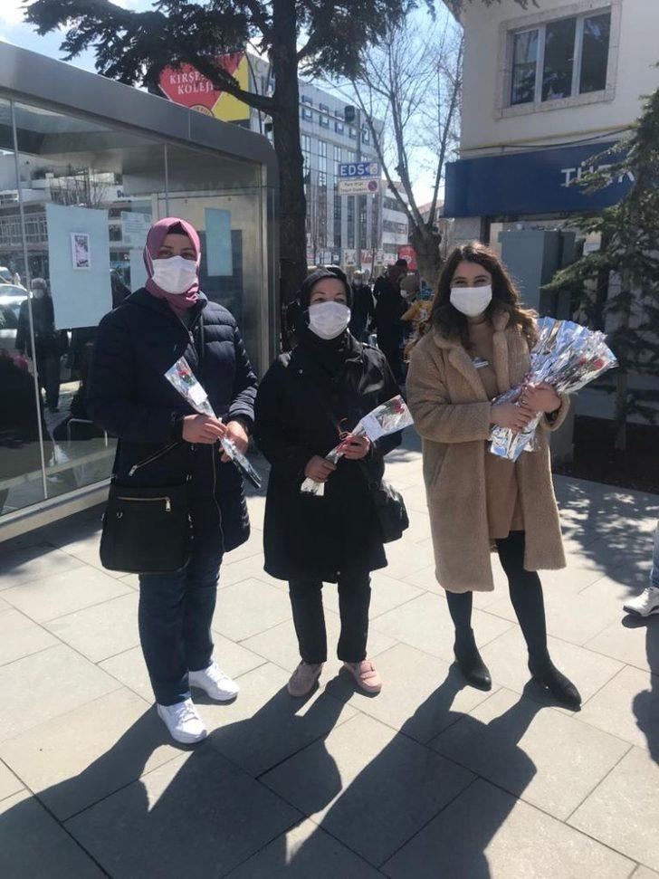 Hem bilgilendirdiler hem de karanfil dağıttılar G3