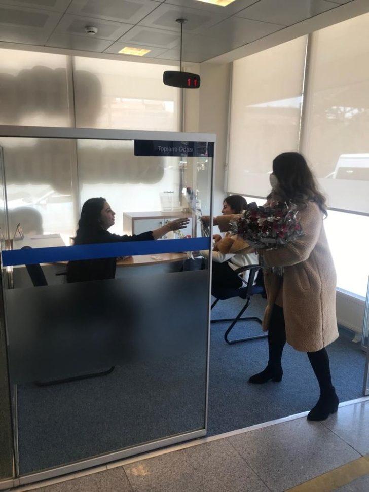 Hem bilgilendirdiler hem de karanfil dağıttılar G4