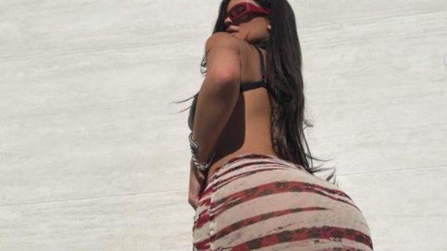 Kylie Jenner kıvrımlarını sergiledi! 'Bak ama dokunma'