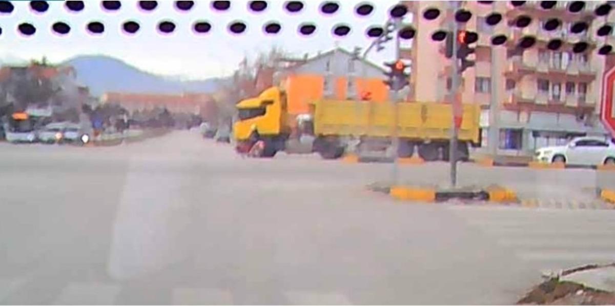 Isparta&rsquo;da tır ile &ccedil;arpışan motosikletin s&uuml;r&uuml;c&uuml;s&uuml; &ouml;l&uuml;mden d&ouml;nd&uuml;