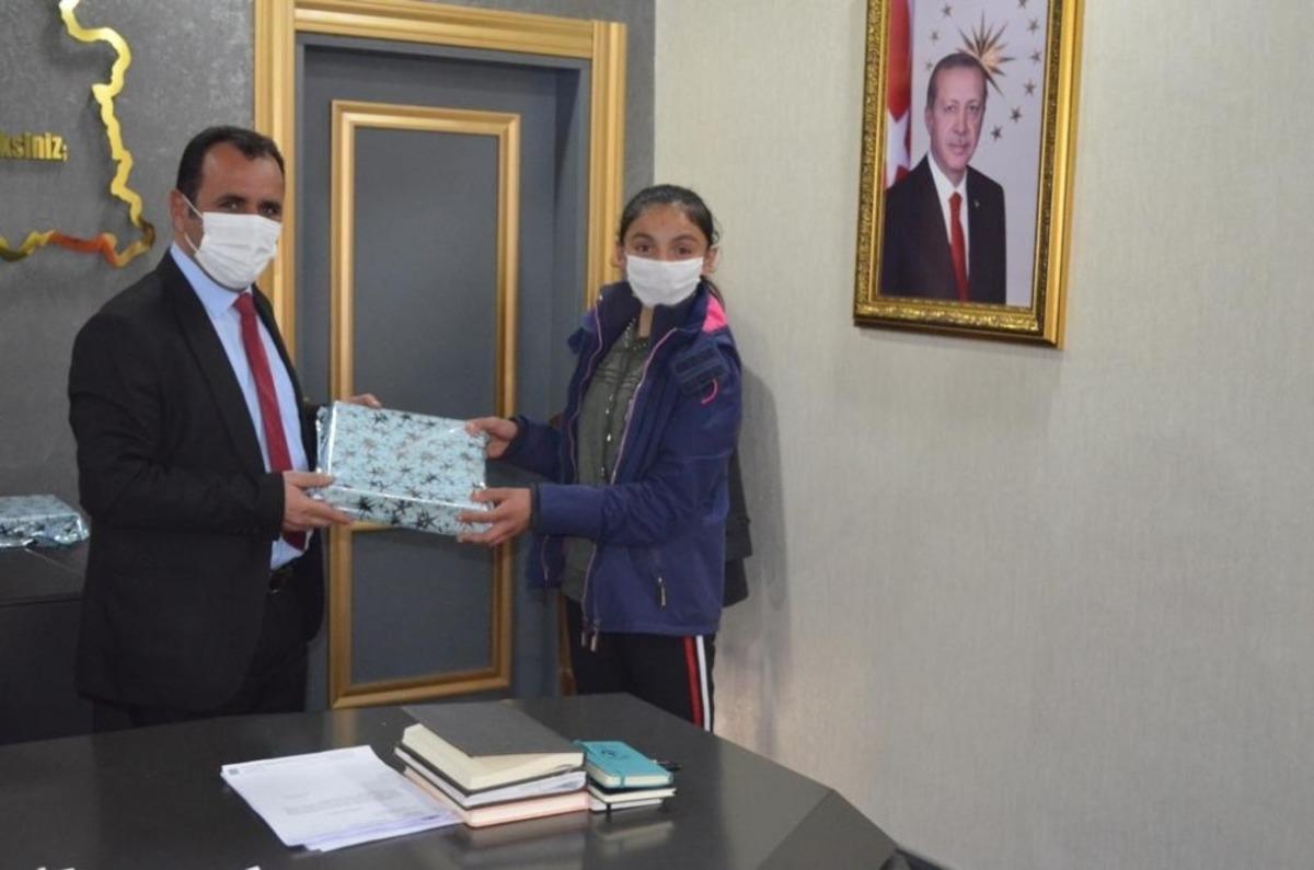 Milli Eğitim M&uuml;d&uuml;r&uuml; Kızılok, dereceye giren &ouml;ğrencileri ağırladı