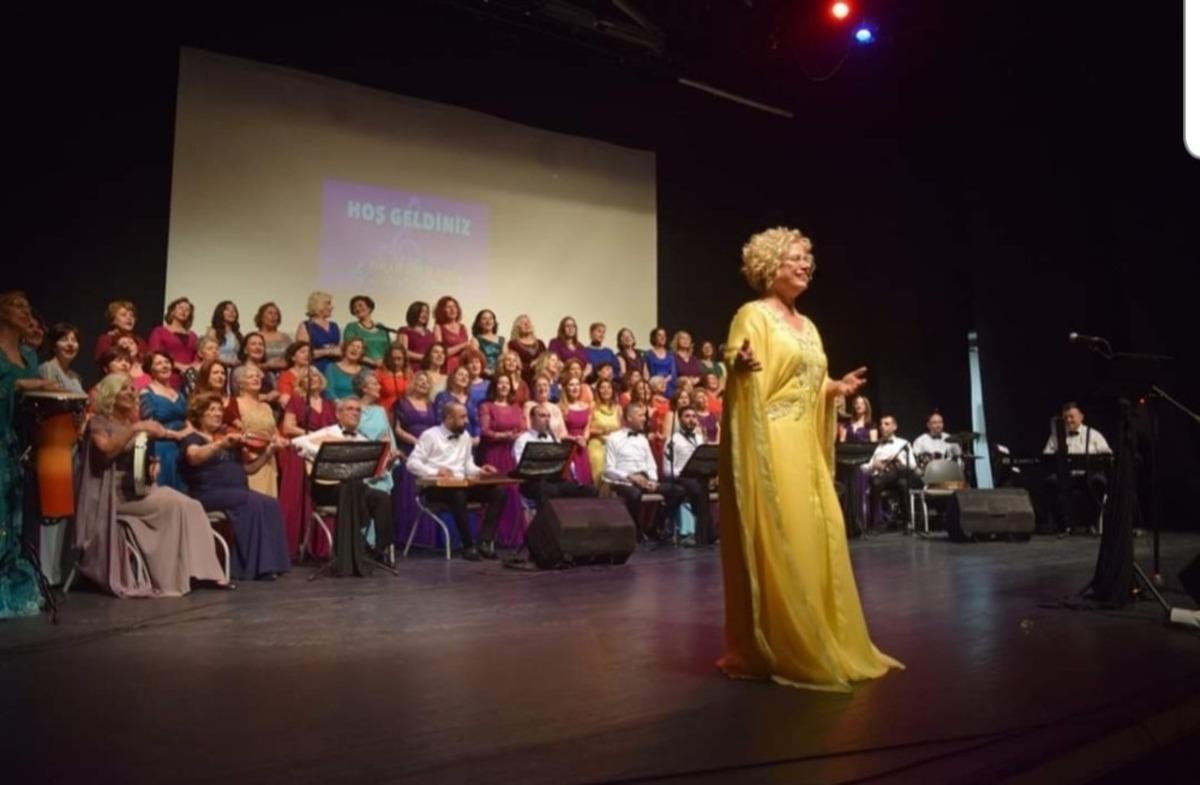 &Ouml;nder kadın &ouml;d&uuml;l&uuml; Aysel G&uuml;rel&rsquo;e