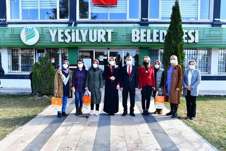 Yeşilyurt’da kadın personele çiçek G1
