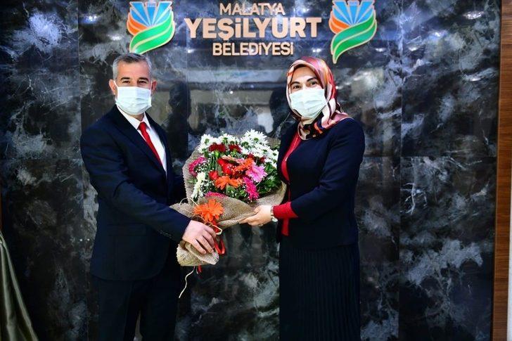 Yeşilyurt’da kadın personele çiçek G2