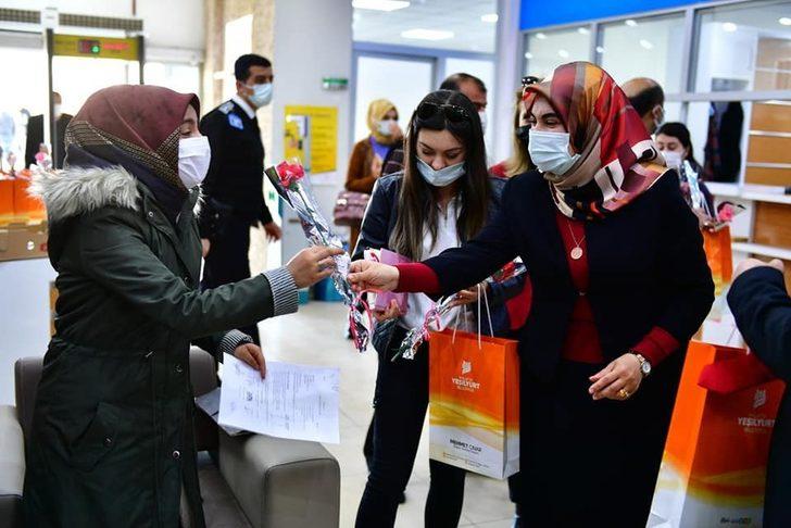 Yeşilyurt’da kadın personele çiçek G3