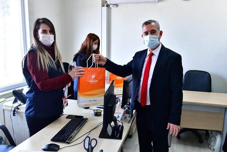 Yeşilyurt’da kadın personele çiçek G4