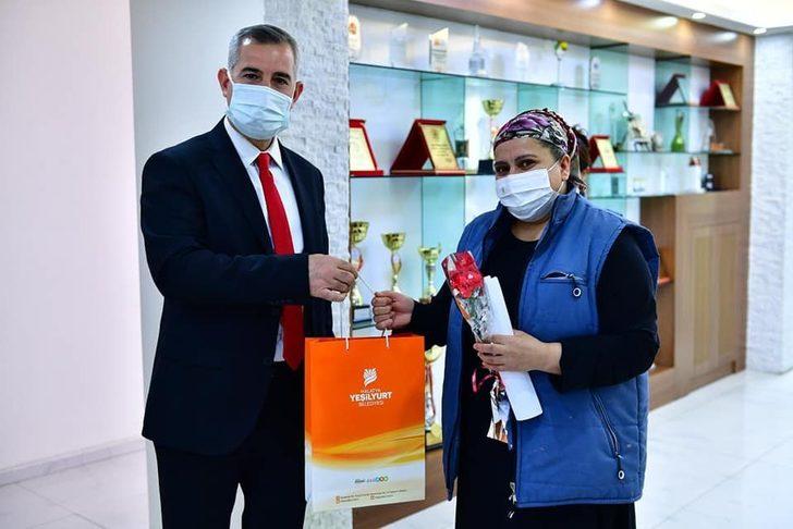 Yeşilyurt’da kadın personele çiçek G5