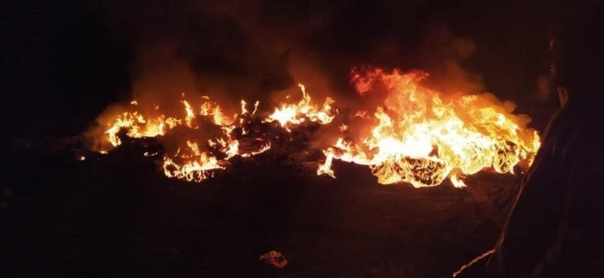 Hurda lastikleri istifleyip ateşe verdiler