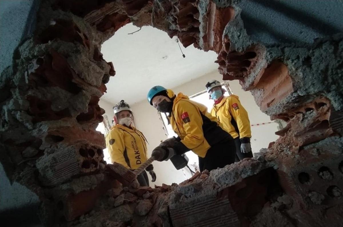 Arama kurtarma g&ouml;n&uuml;ll&uuml;leri enkaz altından yaralıyı kurtardı