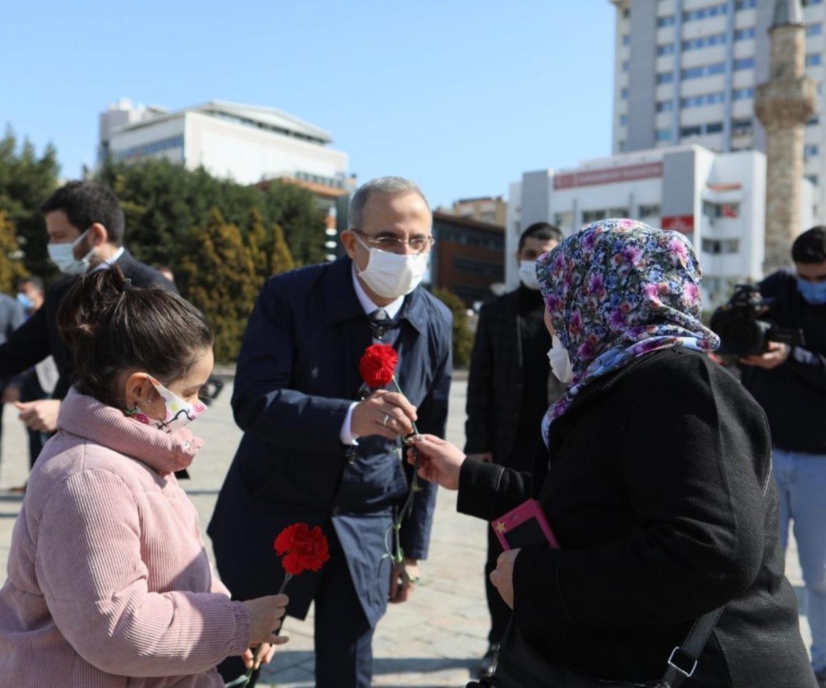 AK Parti İzmir D&uuml;nya Kadınlar G&uuml;n&uuml;nde 30 il&ccedil;ede sahadaydı