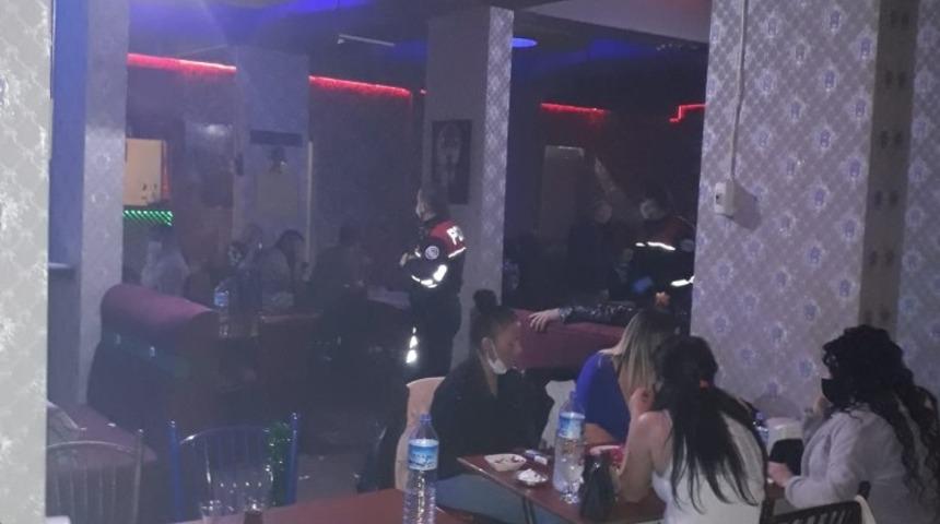 Konya&rsquo;da iş yerinin m&uuml;hr&uuml;n&uuml; bozup eğlenenler polise yakalandı