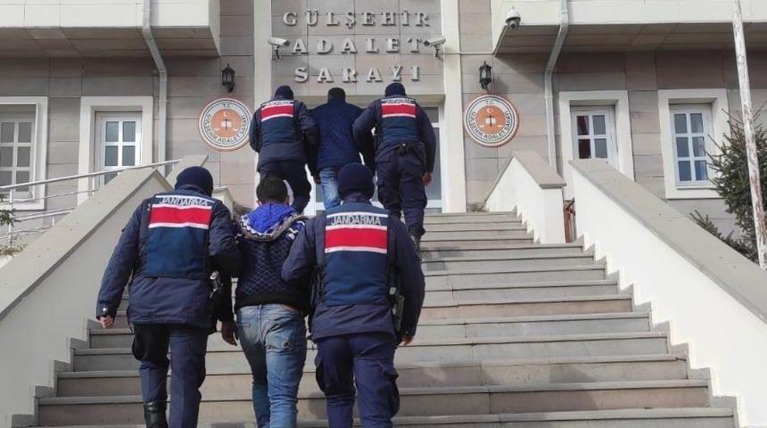 G&uuml;lşehir&rsquo;de hırsızlık su&ccedil;undan hapis cezası ile aranan 2 kişi yakalandı