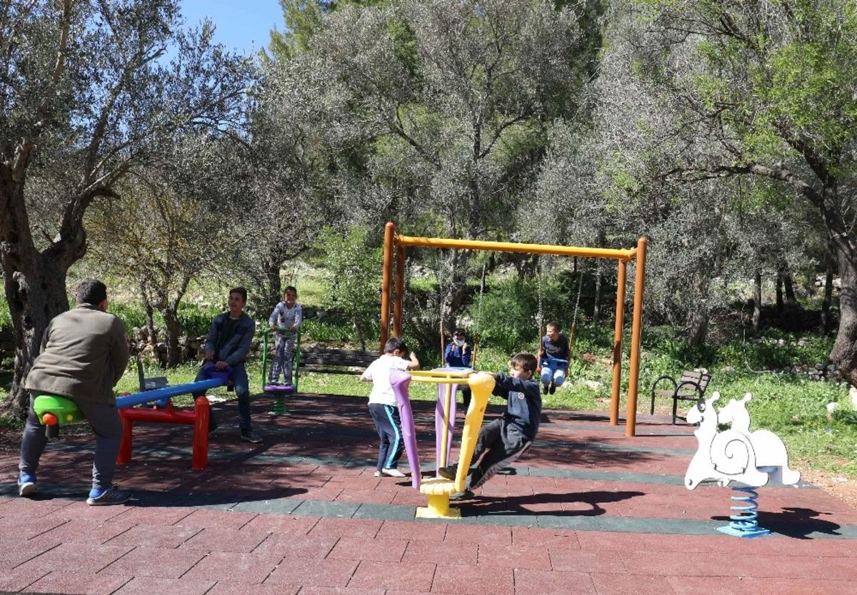 &Ccedil;ocuklar oyun parkına kavuşmanın mutluluğunu yaşadı