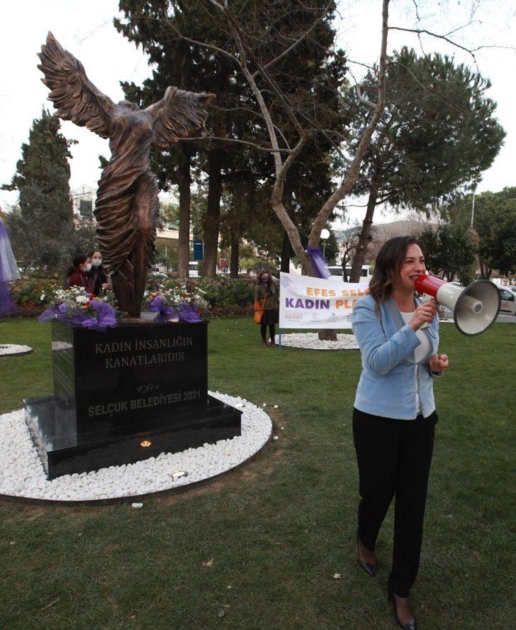 Selçuk’ta "Kadın İnsanlığın Kanatlarıdır" heykeli ziyarete açıldı G5