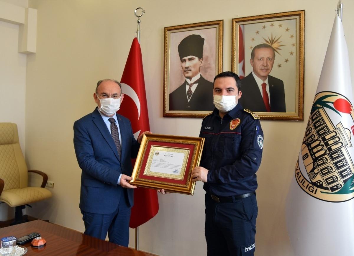 İzmir depreminde g&ouml;rev alan itfaiye personeline başarı belgesi verildi