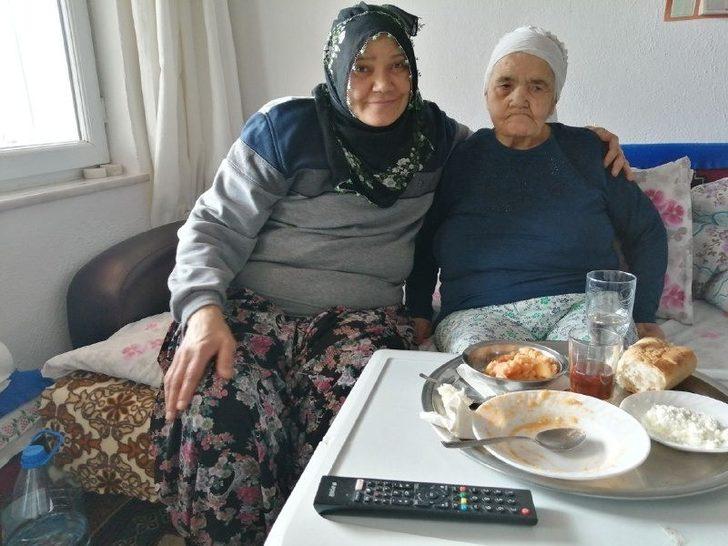 Kendisini felç geçiren annesine adadı G1