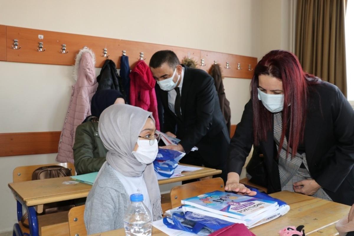Siirt Valisi Hacıbektaşoğlu, eğitim kurumlarında incelemelerde bulundu