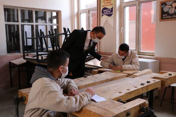 Siirt Valisi Hacıbektaşoğlu, eğitim kurumlarında incelemelerde bulundu G2