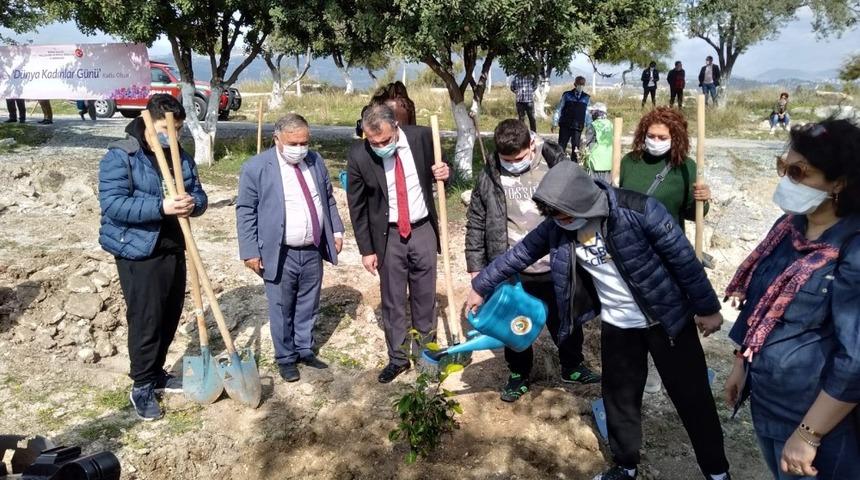 Kadınlar ’Çocuk Hatıra Ormanı’na fidan dikti