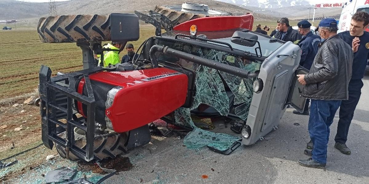 Devrilen trakt&ouml;r&uuml;n s&uuml;r&uuml;c&uuml;s&uuml; kabin sayesinde hayatta kaldı