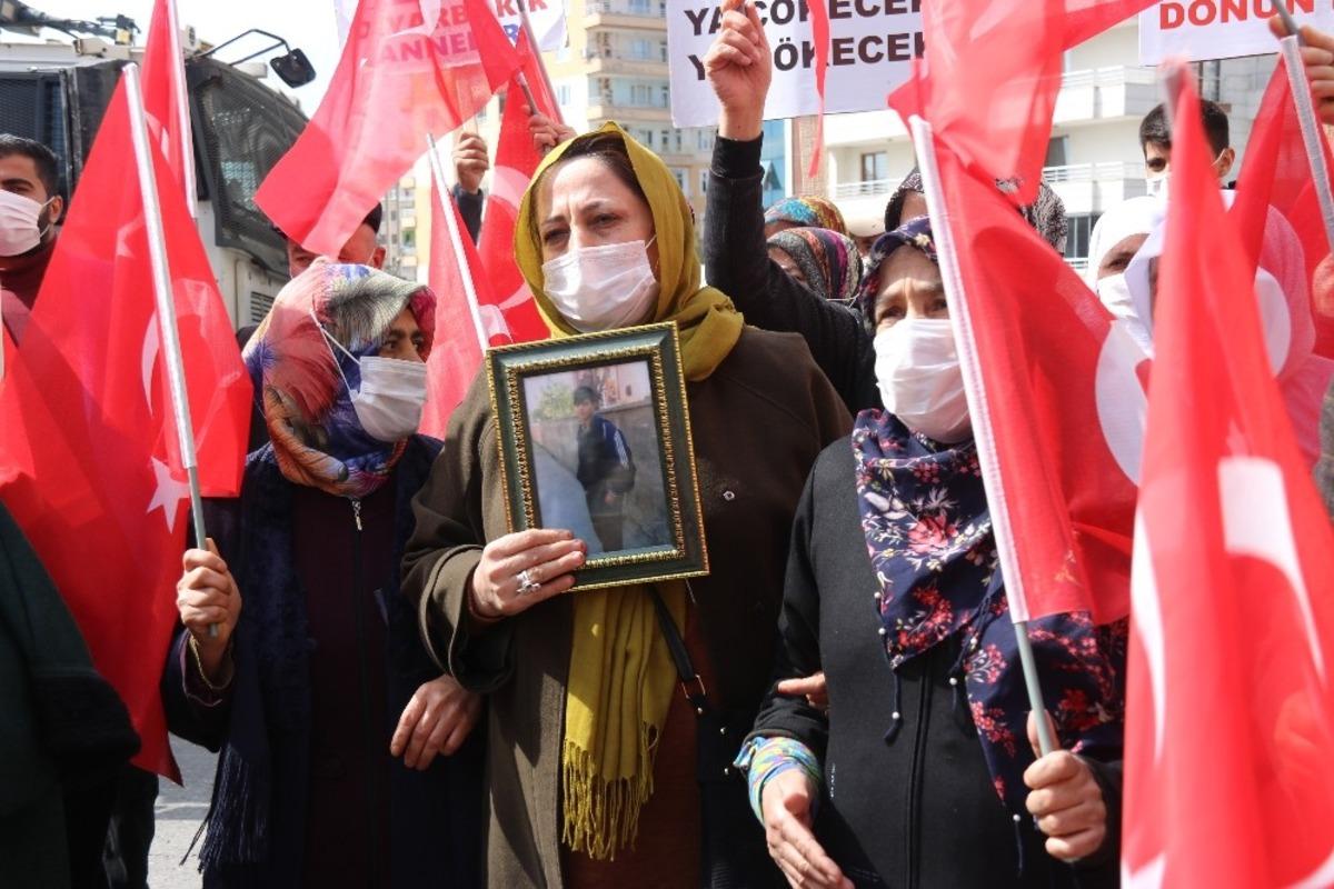 Annelerin &ccedil;ığlıkları y&uuml;kseldik&ccedil;e evlat n&ouml;betine katılım devam ediyor