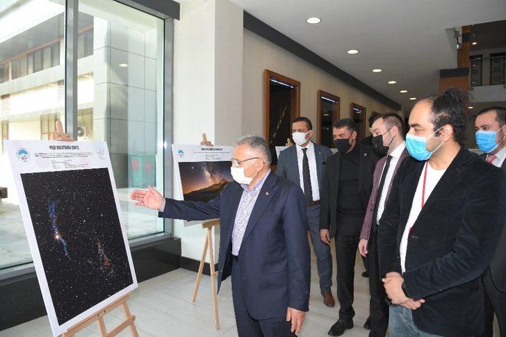 Başkan Büyükkılıç, Gök Kubbe Astrofotoğraf Sergisini gezdi G3