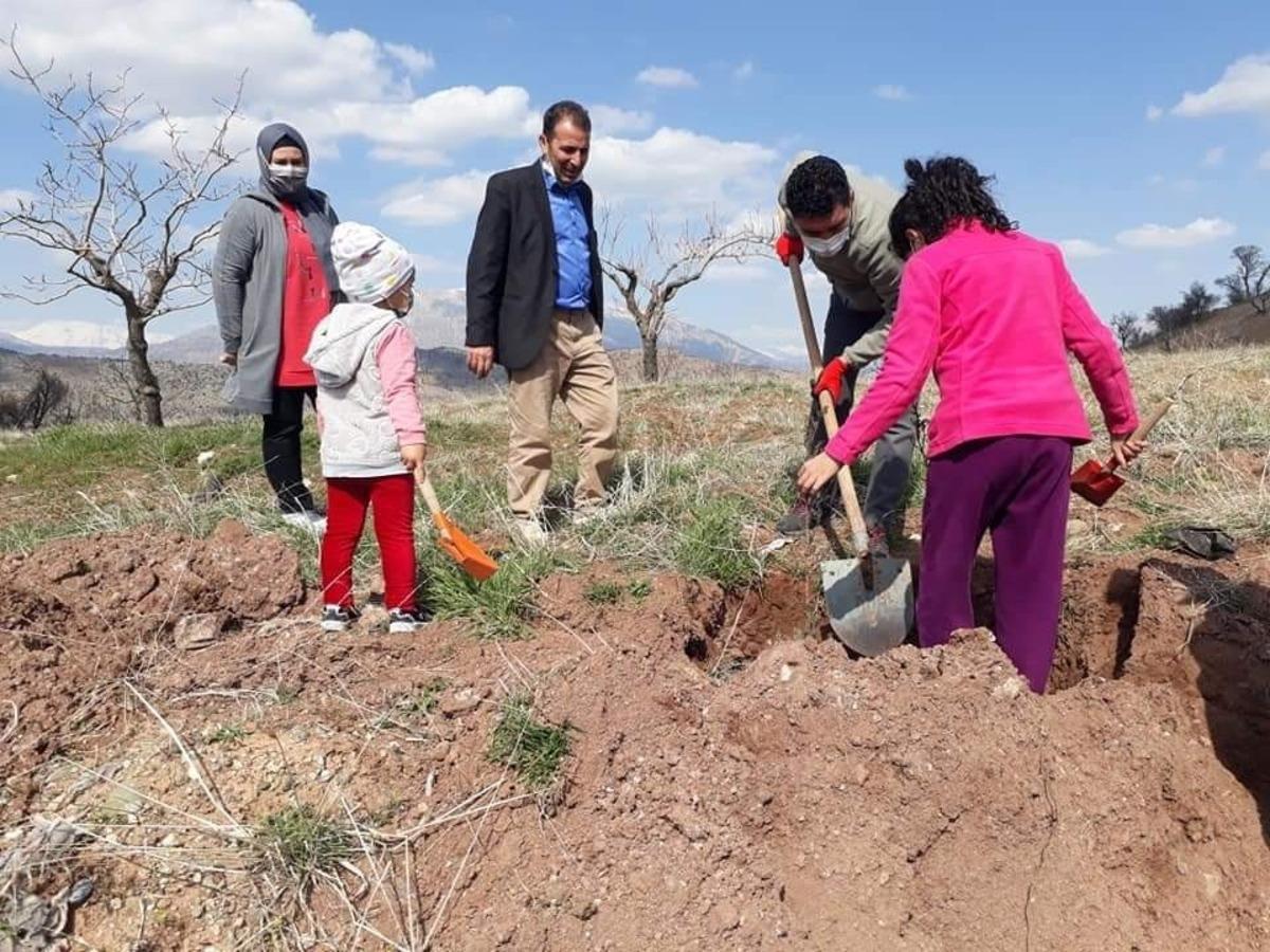 K&ouml;yl&uuml;ler kendi imkanlarıyla ağa&ccedil; dikti