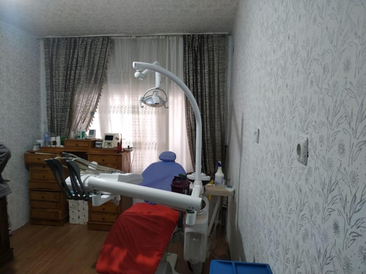Oturduğu evi ka&ccedil;ak diş muayenehanesine &ccedil;evirmiş
