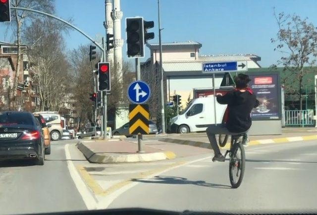 Tek teker üzerinde trafiği tehlikeye attı