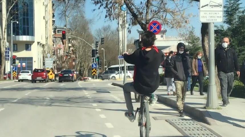 Tek teker &uuml;zerinde trafiği tehlikeye attı