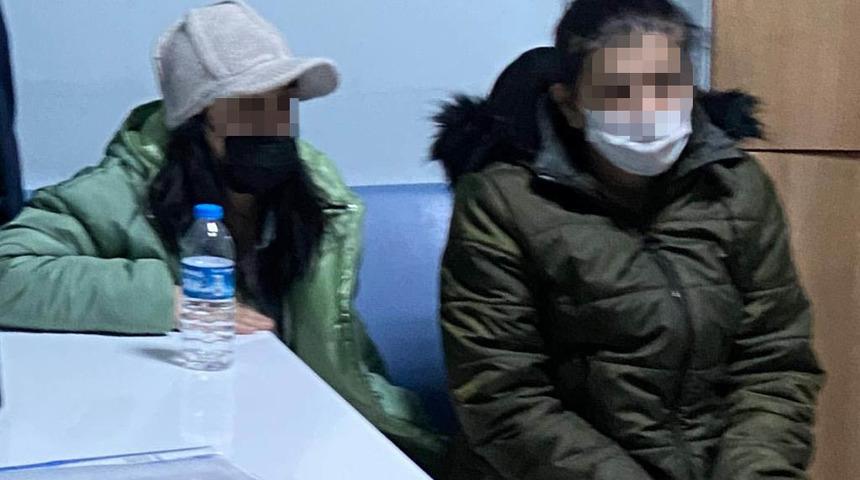 Hastanede şaşırtan anlar: Sağlık çalışanına su şişesiyle saldırdı, yetmedi yumruk attı!