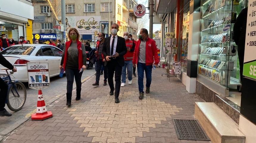 Korona vir&uuml;s tedbirlerini i&ccedil;eren broş&uuml;r dağıtıldı