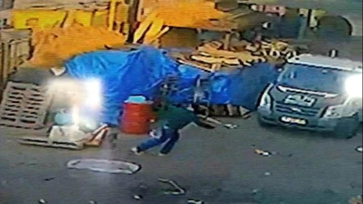 &Ccedil;iftlikten demir malzeme &ccedil;alarken su&ccedil;&uuml;st&uuml; yakalandılar