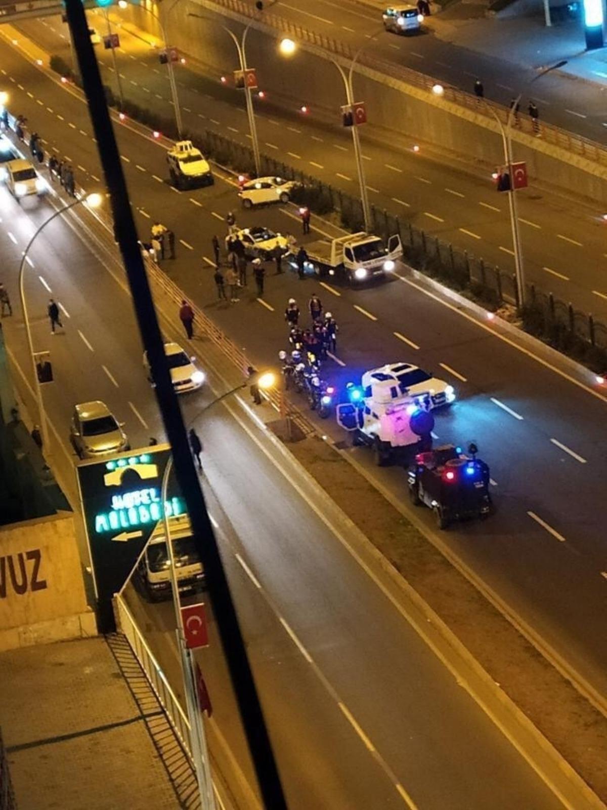 Diyarbakır&rsquo;da zincirleme kaza; 3 ara&ccedil; trafiği alt&uuml;st etti